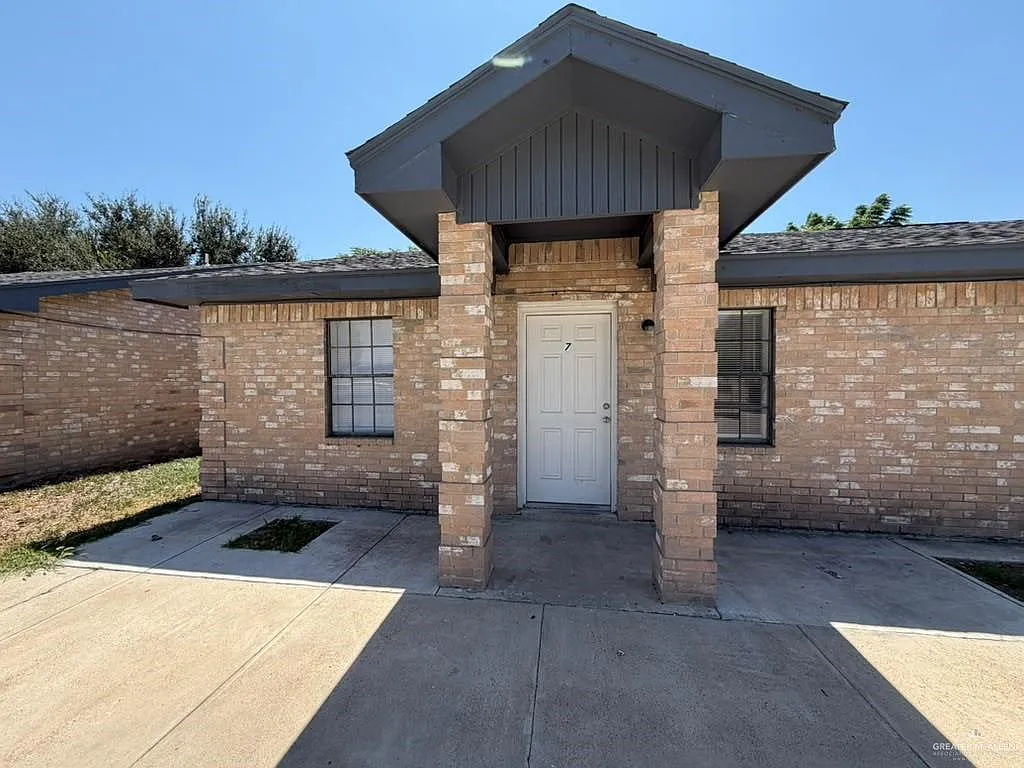 2 bed, 1.0 bath, 840 sqft, $599 — Photo 1