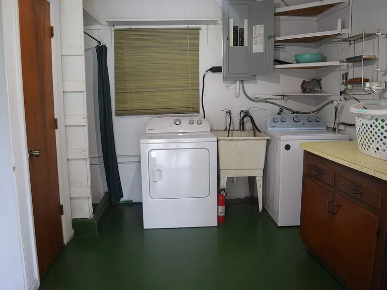 1622 NE Maureen Ct — Photo 3