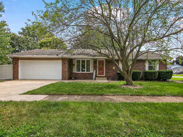 1450 Falcon Dr, Bradley, IL 60915