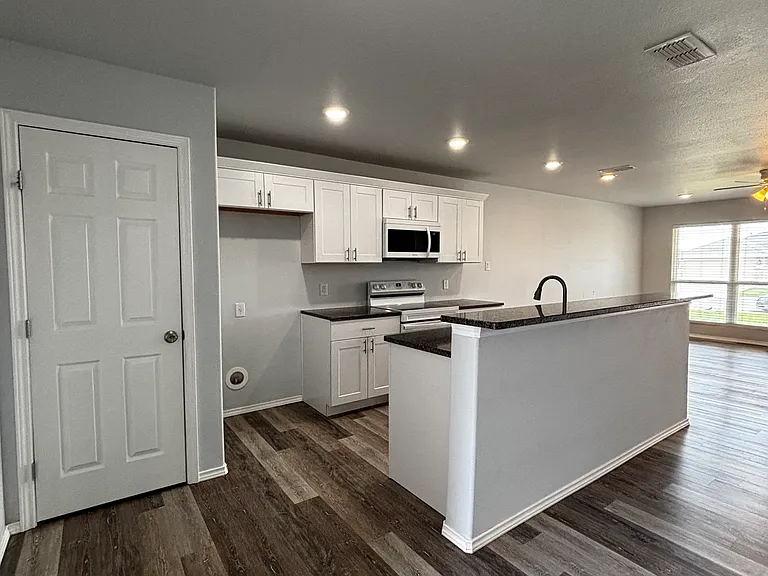8430 10th Pl — Photo 3
