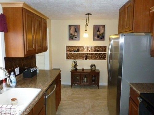 5th image of 224 Collier Ave