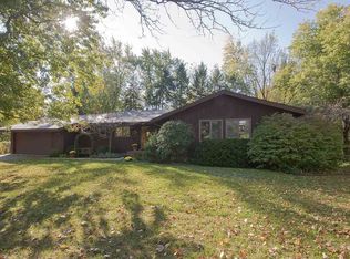 239 Roslyn Rd, Barrington, IL 60010