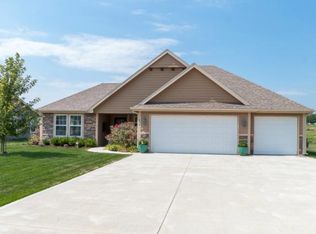 814 Chestnut Dr, Tonganoxie, KS 66086
