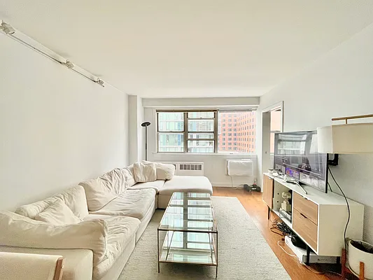 Rented by NYWPG Realty LLC | media 9