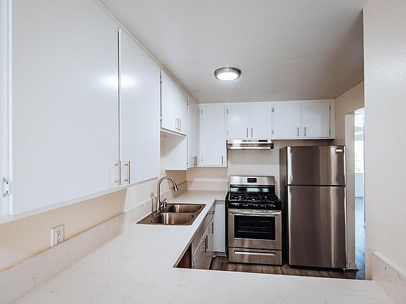 2nd image of 2725 Abbot Kinney Blvd #208