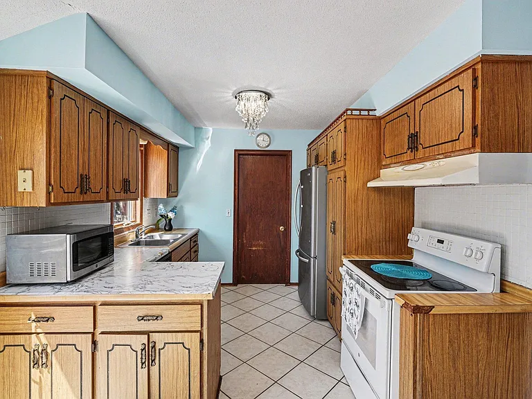 7617 Lee Ave N — Photo 5