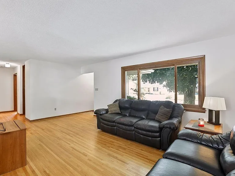 251 Stanley St E — Photo 12