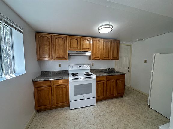 2nd image of 2835 Anza St APT A