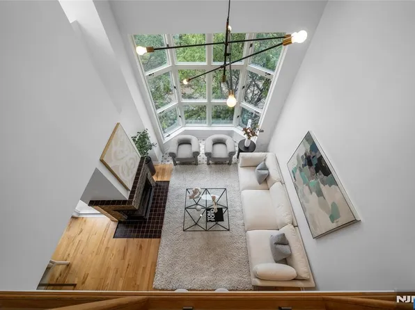 312 Hancock Ct, Edgewater, NJ 07020