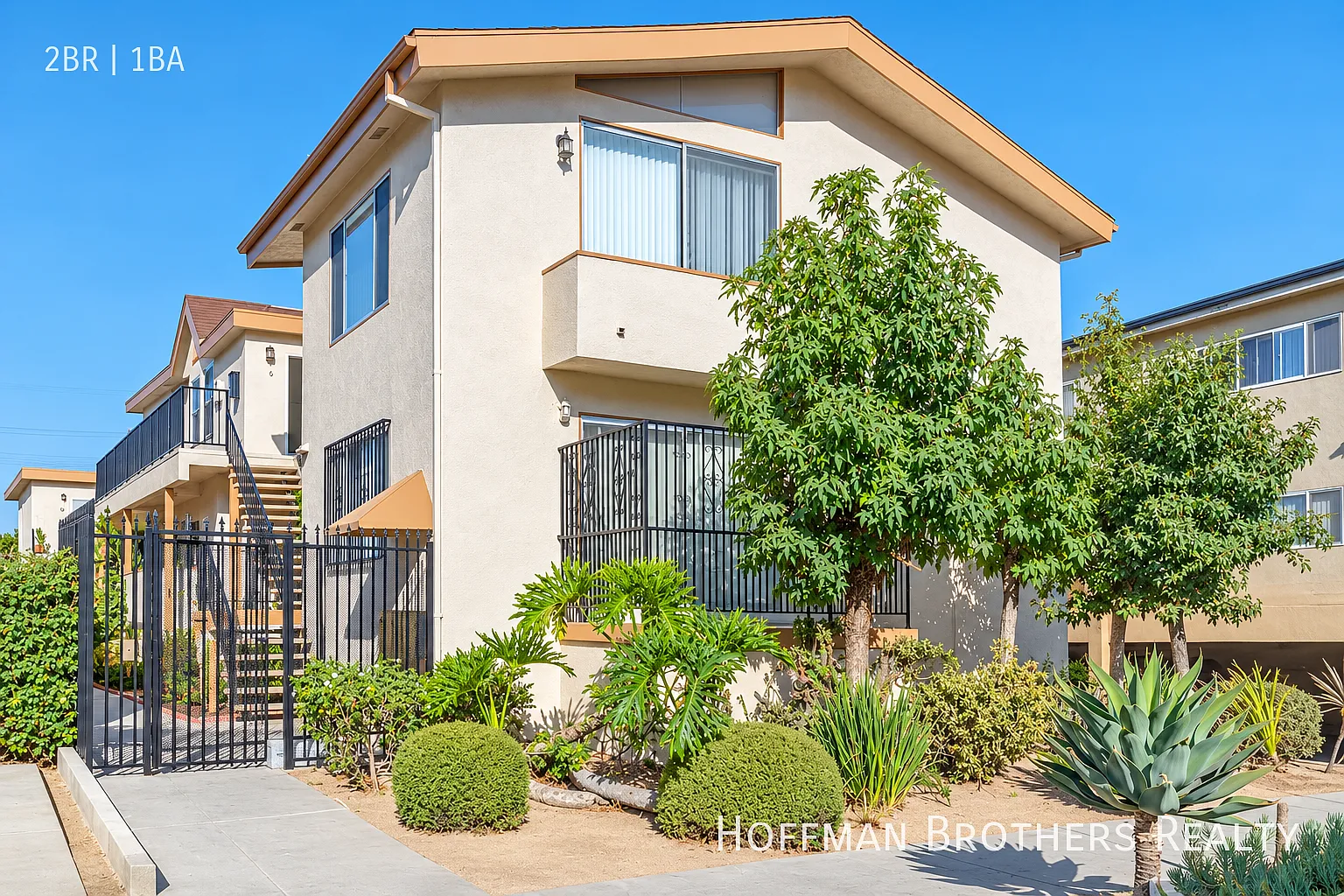 Classic 2-Bedroom Apartment With Hardwood Floors & Generous Living Space!! — Photo 3