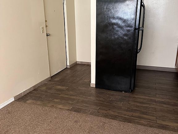 4th image of 4655 Hamilton Ave #4