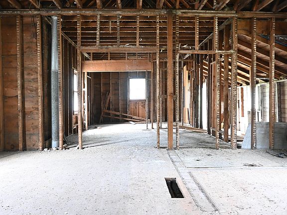 5th image of 306 Thomas St
