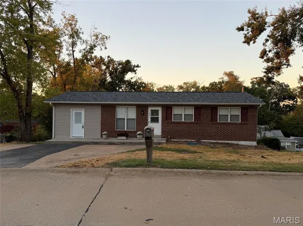1003 Sunridge Trl W, Pevely, MO 63070
