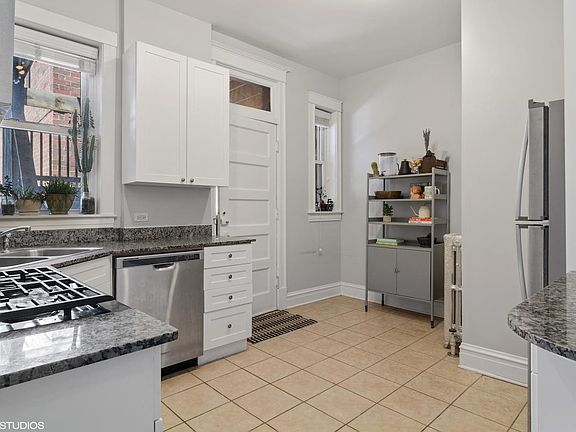 4th image of 725 W Aldine Ave