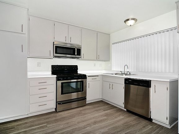 3rd image of 5425 Zelzah Ave