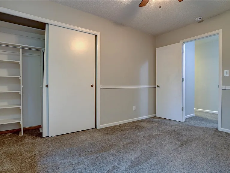 10701 Hobbit Ln — Photo 24