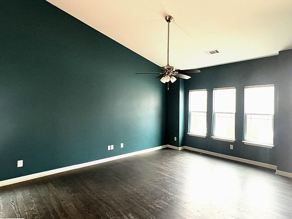 3rd image of 371 Riverdale Rd