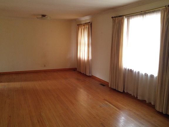 3rd image of 4 Lacy Ln