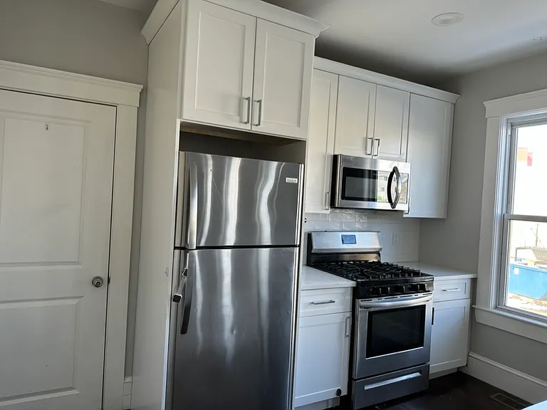 181 Chelsea St #1 — Photo 4