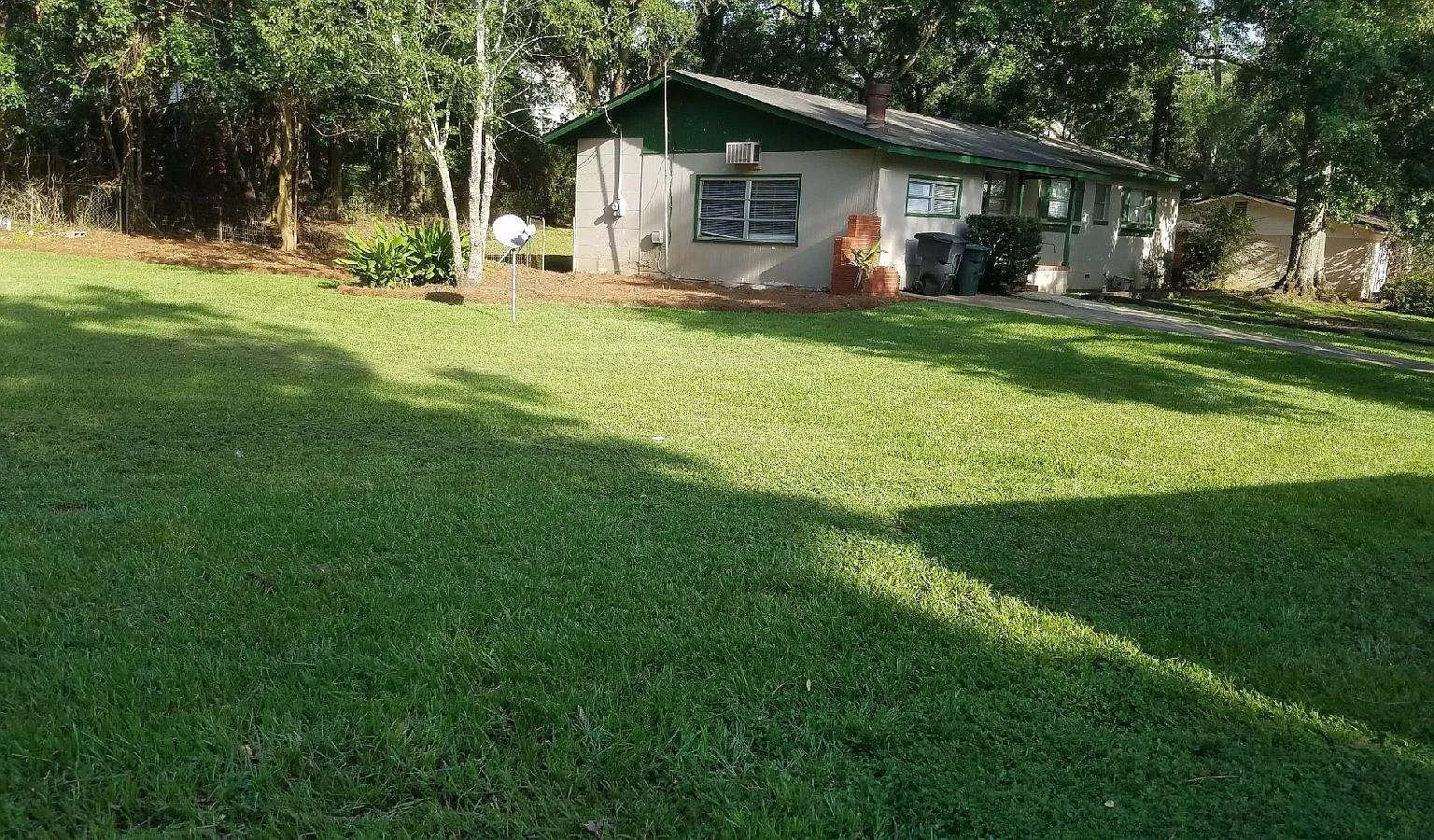 3/2.5 House with large yard walking distance to campus, shopping and restaurants! — Photo 2