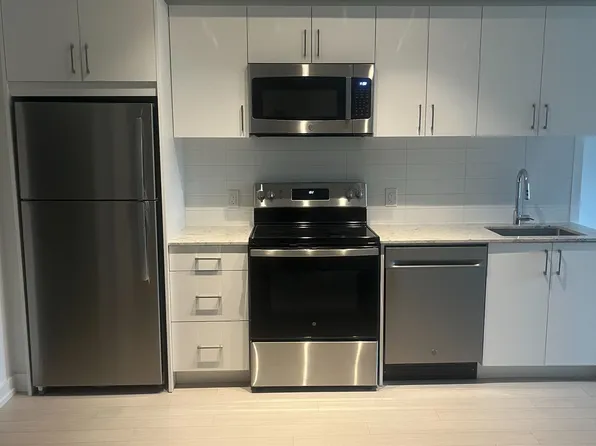4010 Eglinton Ave W #413, Toronto, ON M9A 3W1