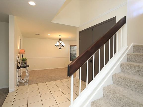 WIDE OPEN TILE ENTRY WITH FORMAL DINING ROOM DIRECTLY AHEAD