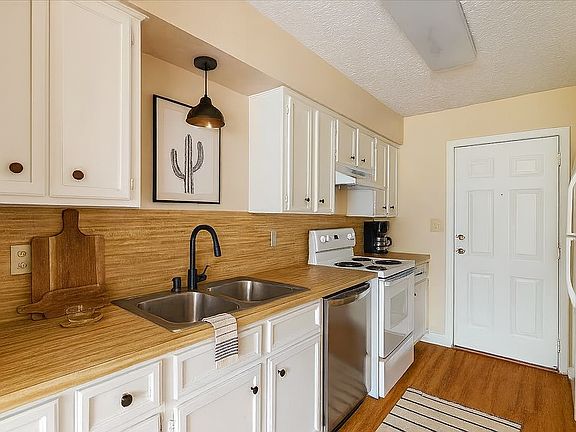 4th image of 908 N Lbj Dr #16