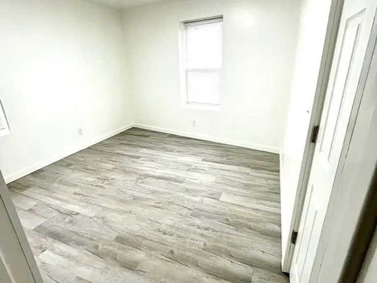 2127 Williams Ave #3 — Photo 5