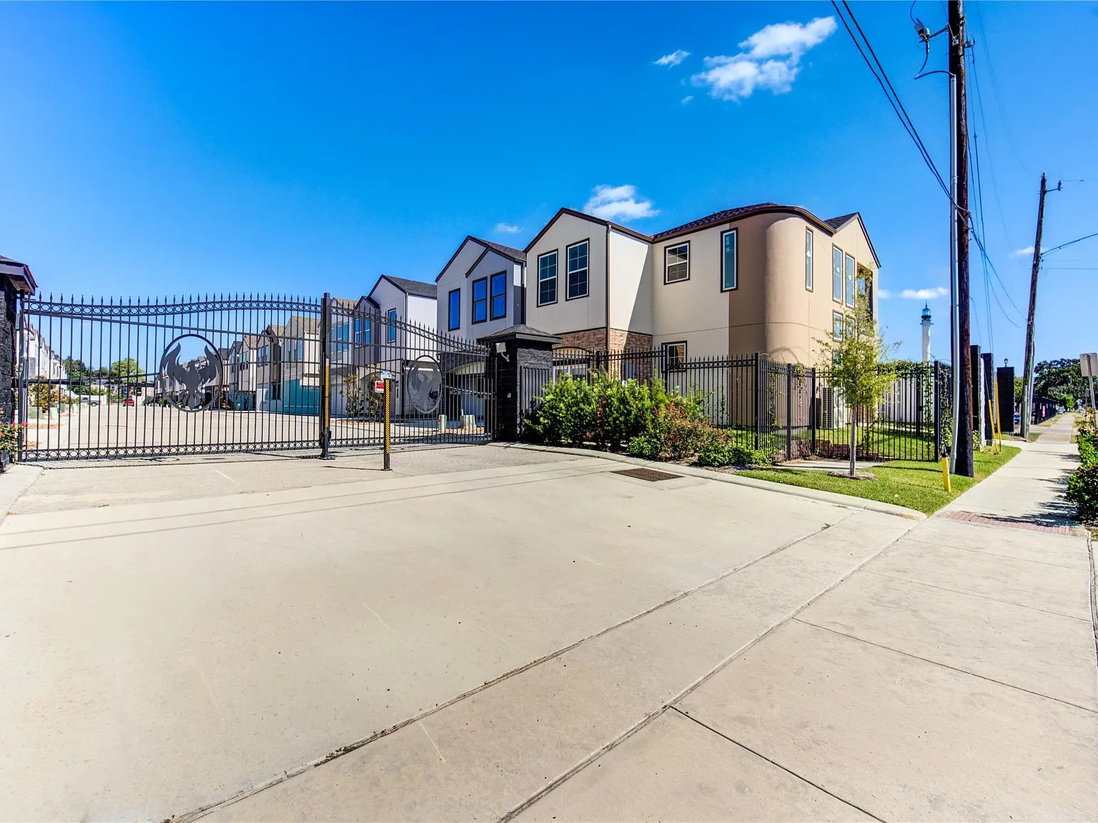 3 bed, 2.5 bath, 2294 sqft, $3,200 — Photo 3
