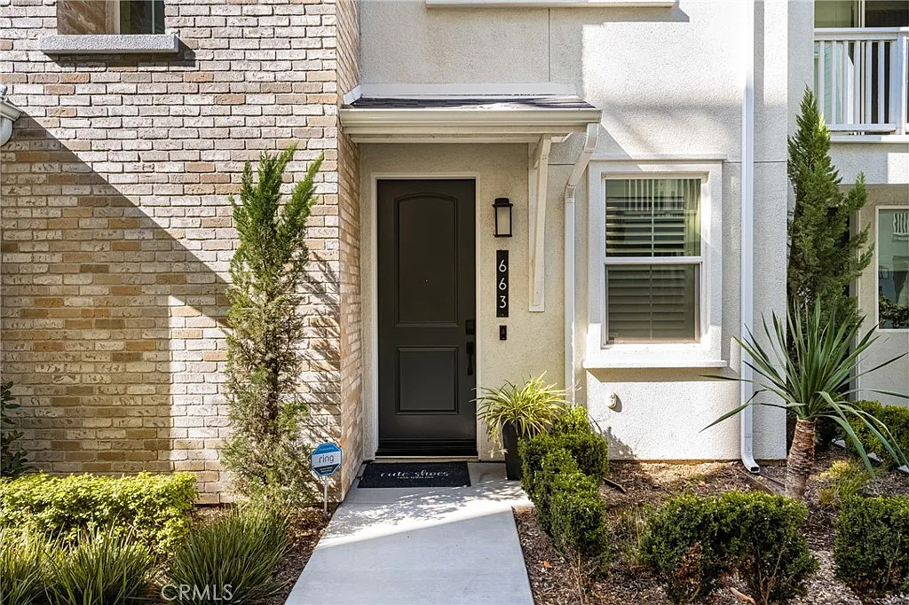 3 bed, 2.5 bath, 1821 sqft, $4,200 — Photo 3