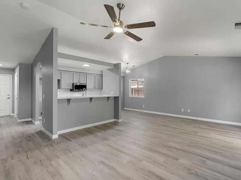 371 Shalako Dr — Photo 2