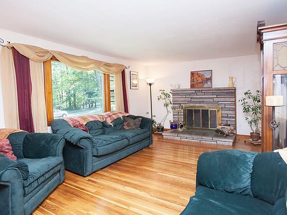 4th image of 9 Accord Pond Dr