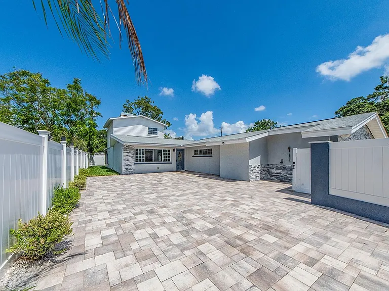 This Front courtyard area is a fantastic spot to Entertain guests.