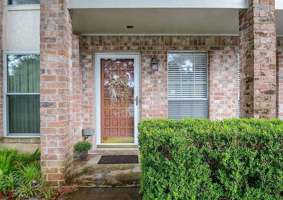 This acute townhome is now available for the next lucky owner. Wonderful location with easy access to main streets and highways.