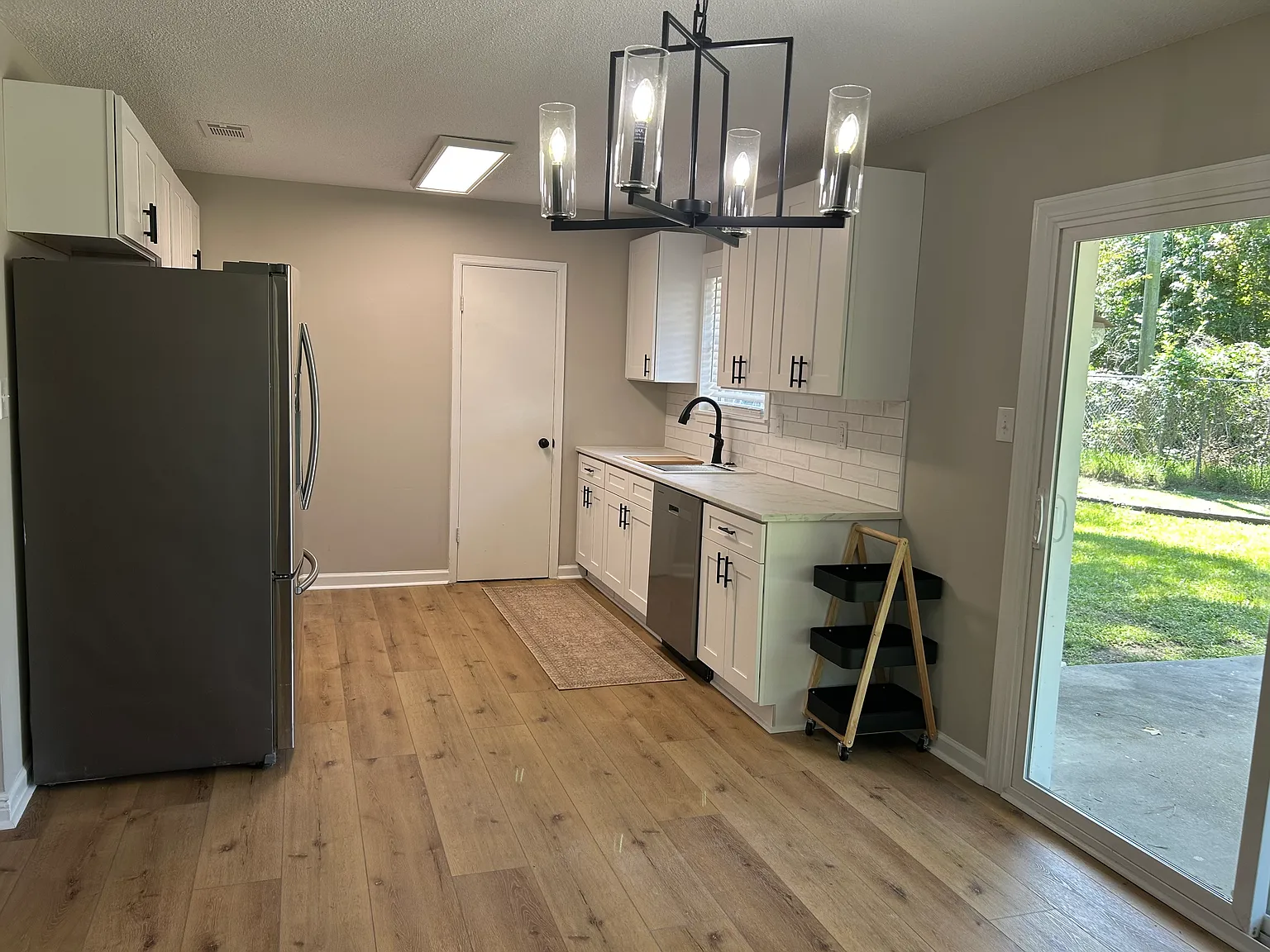 3 bed, 1.5 bath, 1303 sqft, $2,395 — Photo 4