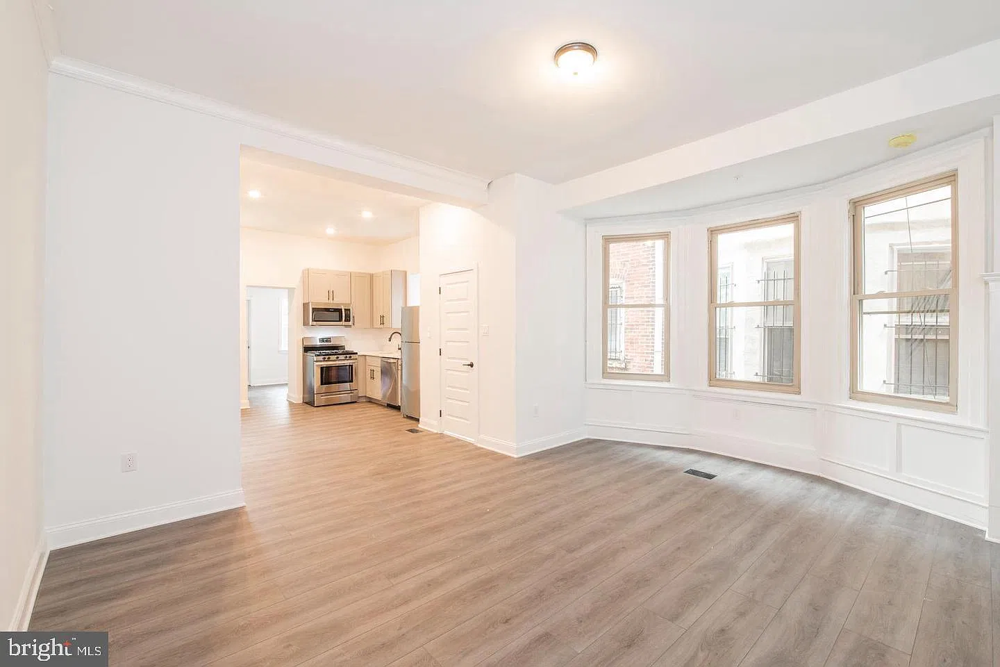 5 bed, 2.5 bath, 2000 sqft, $4,500 — Photo 3