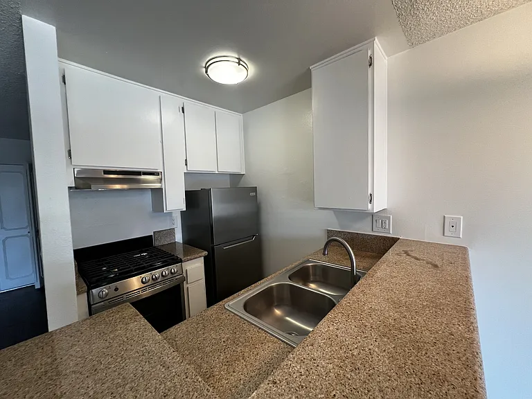 Versailles on the Lake Apartments — Photo 47