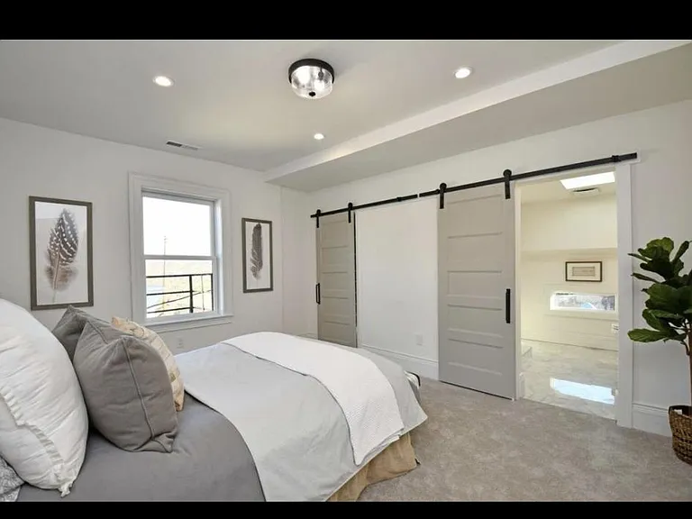 216 E 8th St #2 — Photo 16