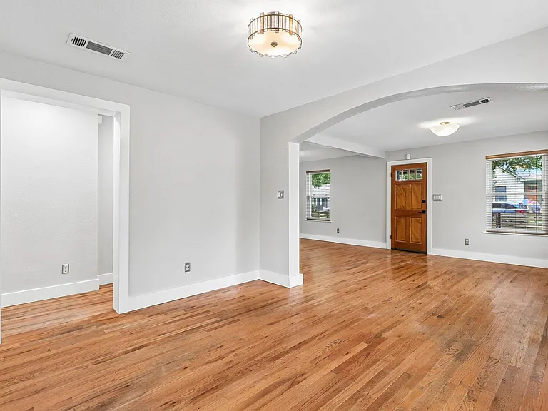4315 Bellvue Ave — Photo 15