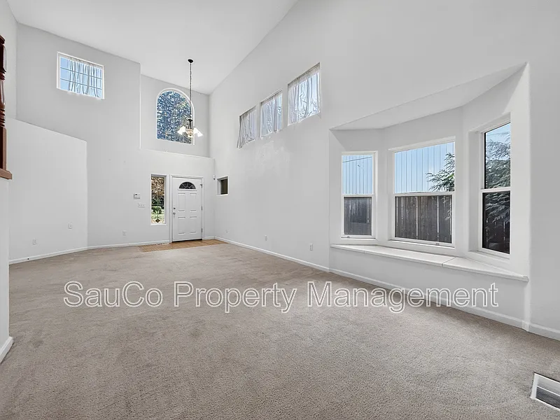 4 bed, 2.5 bath, 2600 sqft, $3,150 — Photo 4