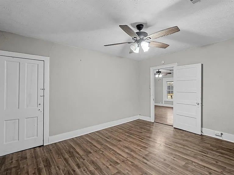 908 E Houston St — Photo 6