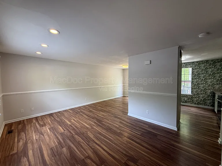 10910 Chesterwood Dr — Photo 2