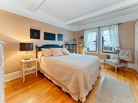 4th image of 49 W 72nd St APT 17C