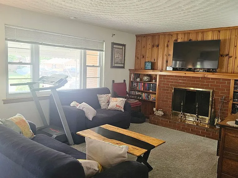 309 Lenore Trl — Photo 4