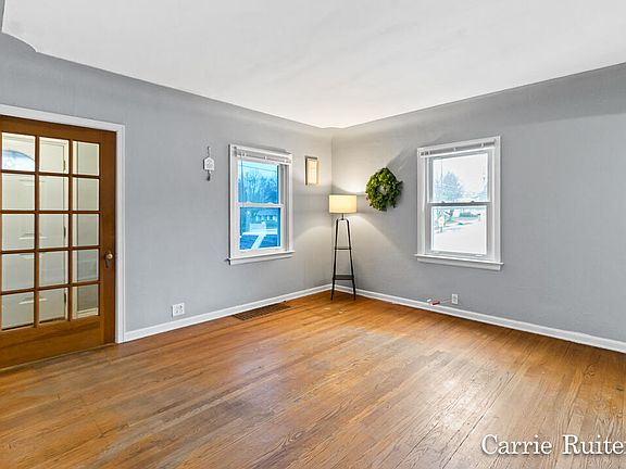 4th image of 844 Spencer St NE