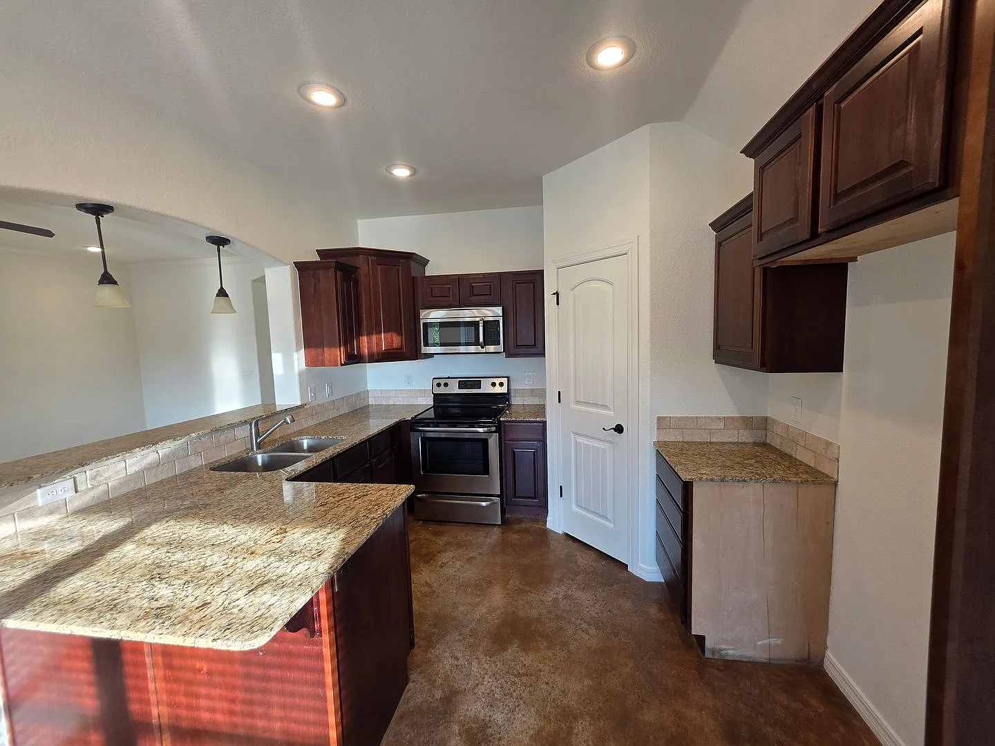Nice 3 bedroom 2 bath home — Photo 4