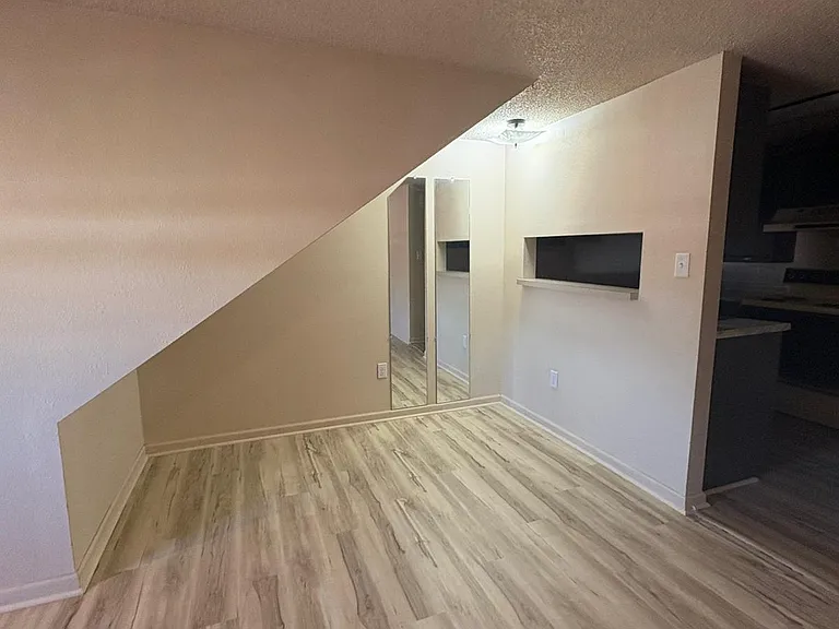 108 N Market St #9 — Photo 2
