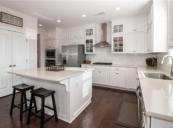 5th image of 230 Blossom Ridge Dr