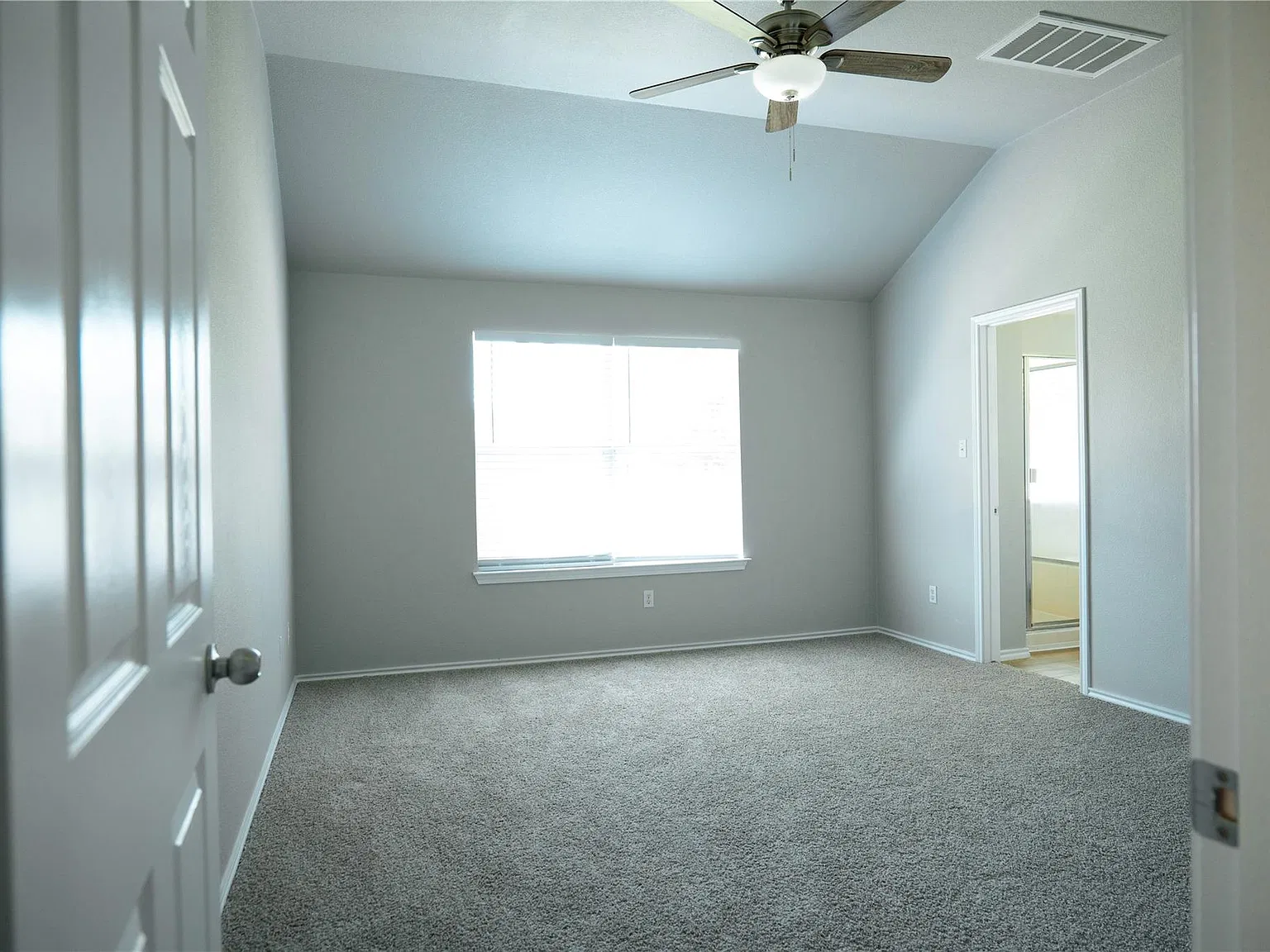 3 bed, 2.0 bath, 1880 sqft, $2,150 — Photo 4