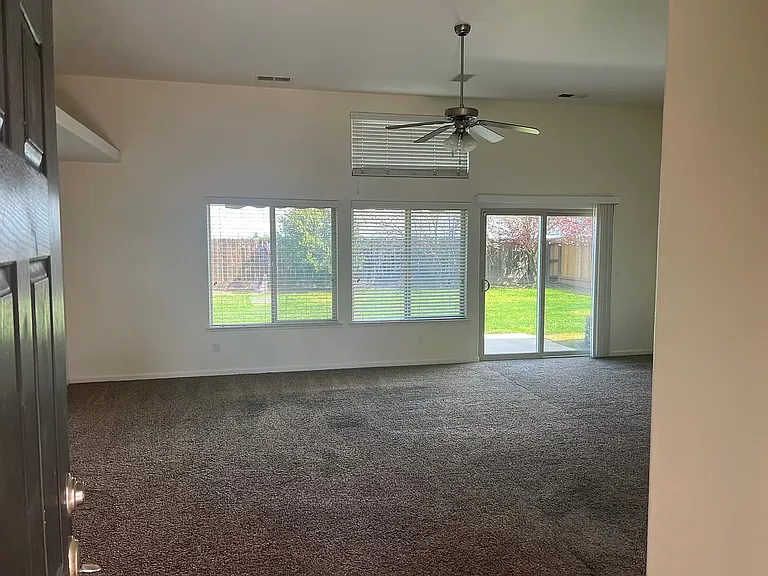 881 Hill Ave — Photo 2